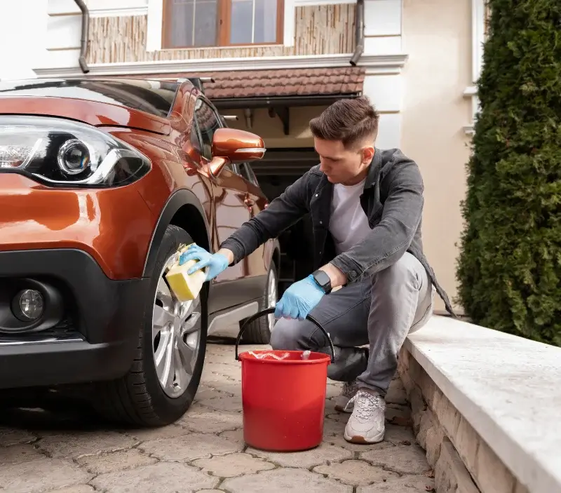 Lavage auto à domicile Saint-Michel-Loubéjou : professionnel intervenant sur un véhicule